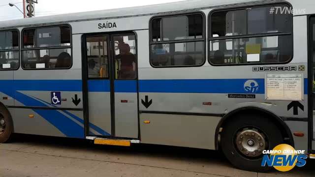 Campanha vai aos terminais de ônibus para alertar sobre direito dos idosos