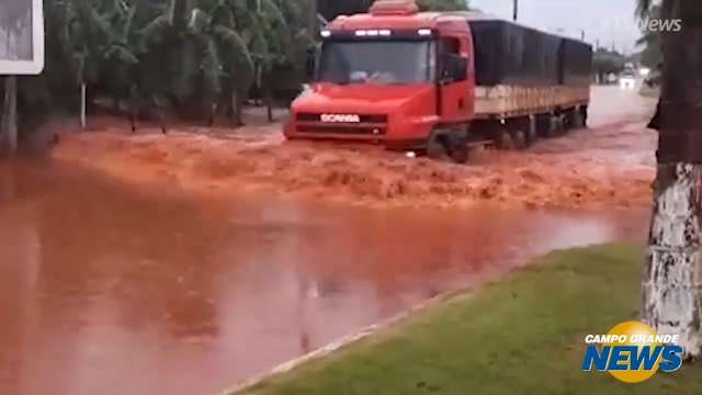 Estragos causados pela chuva e mulher enfurecida em UPA foram vídeos mais vistos