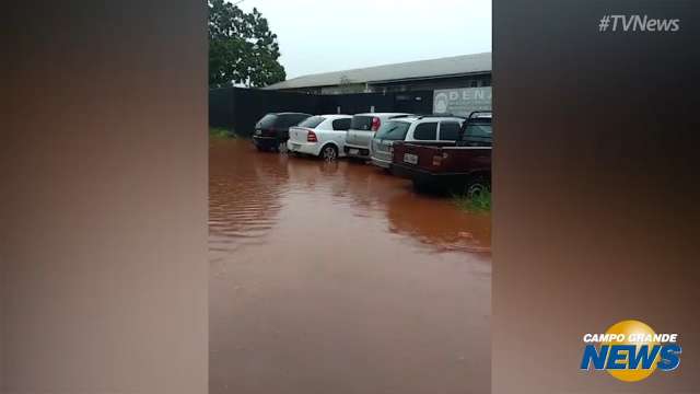 Rua alaga e por pouco água não invade delegacia