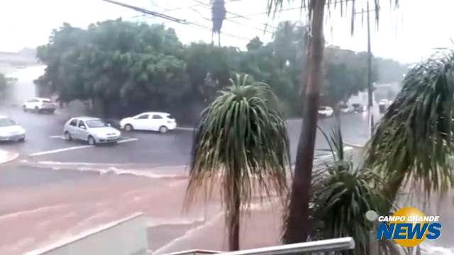 Chuva toma conta de rua e arranca asfalto no Monte Castelo