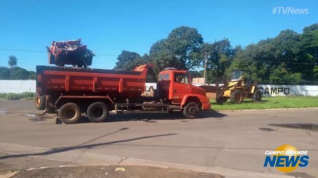 Moradores alertam vizinhos desleixados após prefeitura limpar avenida no Tarumã