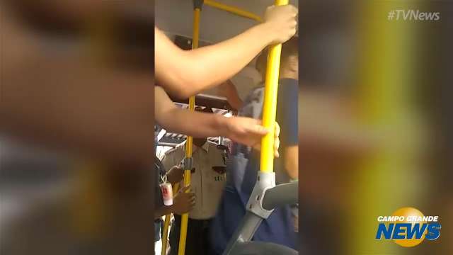 Homem é detido depois de &#34;passar a mão&#34; em mulheres dentro do ônibus