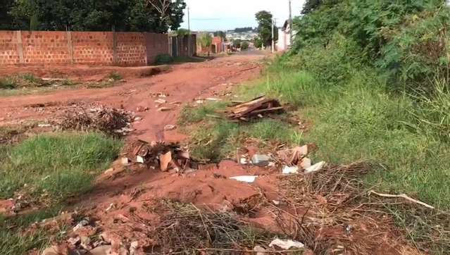 Moradores reclamam de avenida com mato, lixo e buraco no Vivendas do Parque