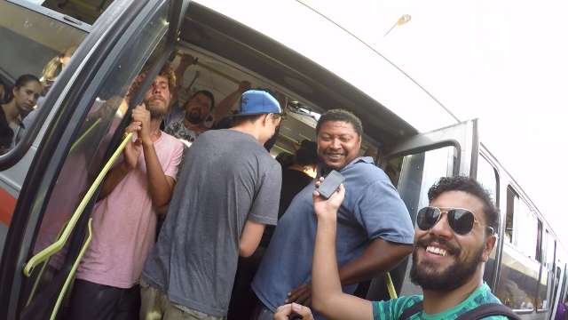 A passagem aumentou e a única coisa boa que sobrou são os crushes do busão