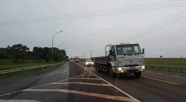 Previsão é de mais chuva, risco para 265 mil que devem pegar rodovia