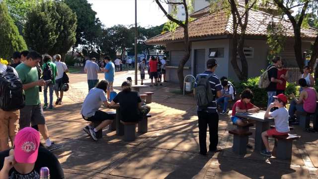 Com mais novidades no jogo, turma volta a caçar Pokemon pela cidade