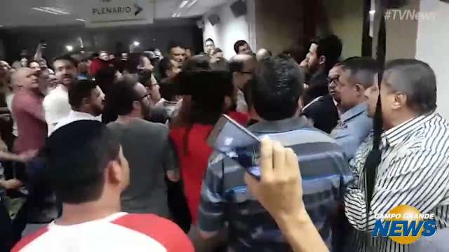 Professores tentam invadir plenário da Assembleia