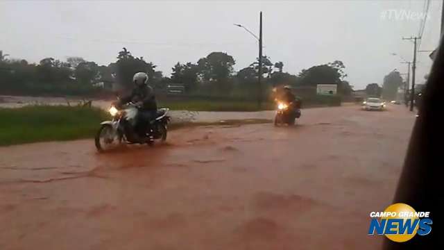 Chuva provoca alagamentos em Campo Grande