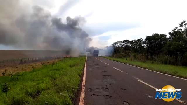 Caminhão em chamas na rodovia próximo a Chapadão do Sul