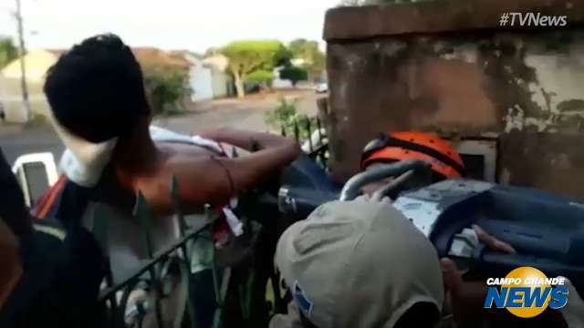 Adolescente tenta pular muro de casa, cai em portão e fica preso em lanças