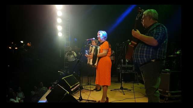 Em homenagem as mulheres, Irmãs Galvão e Paula Mattos cantam na Praça do Rádio