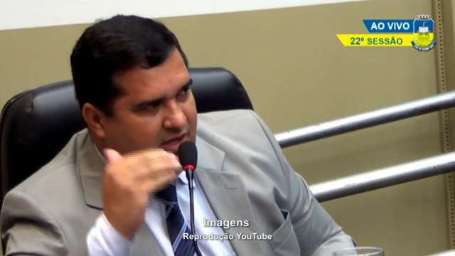 Vereador responde colega durante sessão na Câmara