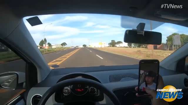 Youtuber dá mau exemplo com celular ao volante e diz que não liga para multas