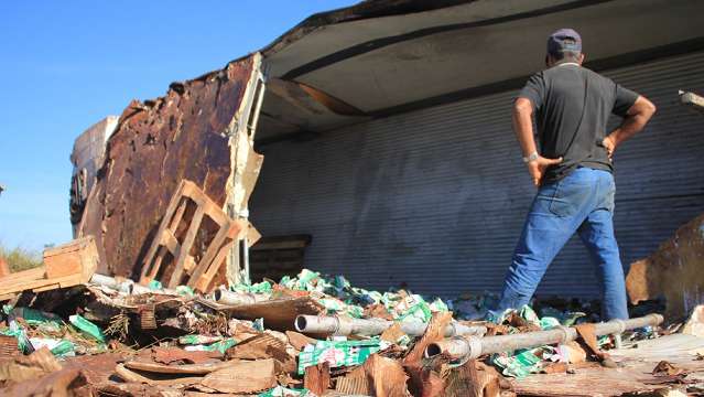 Caminhão de leite tomba e moradores levam a carga para casa no Indubrasil