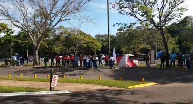 Servidores do Estado se reúnem à espera de resposta sobre reajuste salarial