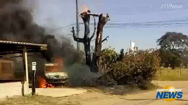 Carro pega fogo após incêndio em vegetação se espalhar