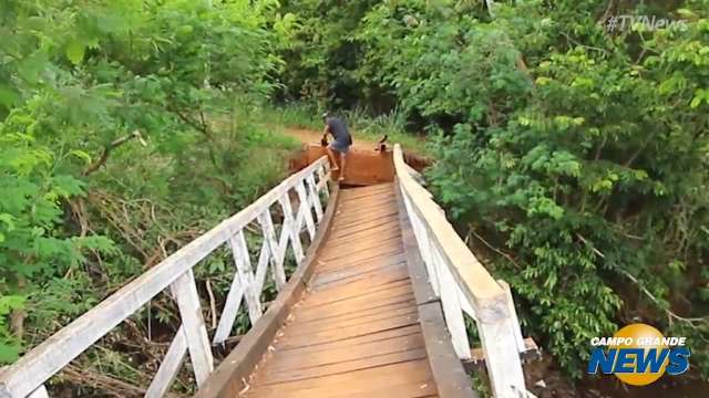 No Lageado, travessia em ponte danificada fica mais arriscada a cada chuva