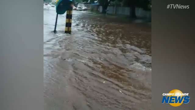 Em poucos minutos, rua dos Andradas vira rio no Santo Antônio