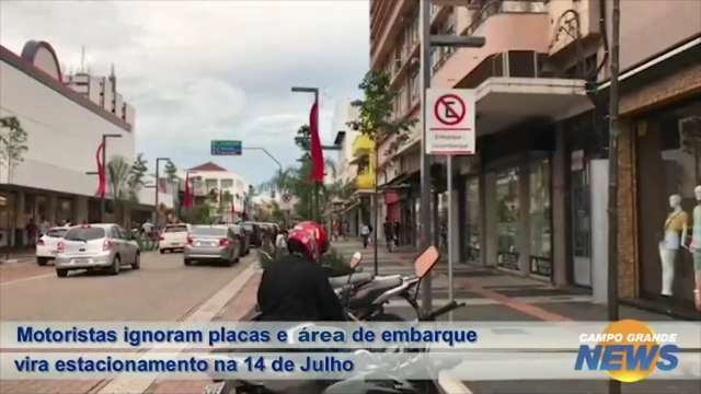 Motoristas ignoram placas e área de embarque vira estacionamento na 14