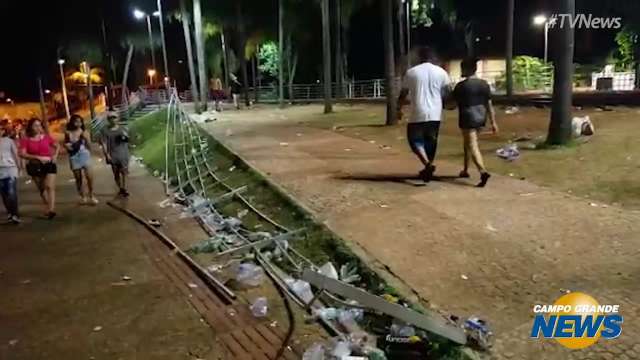 Leitor grava rastro de destruição e reclama de urina após Carnaval