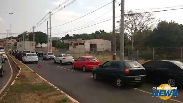 Acidente entre carreta e veículo de passeio congestiona trânsito