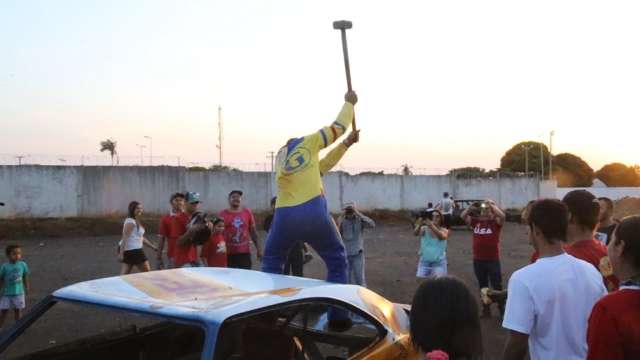 Marmanjos pagam para destruir carro no estilo dos carrinhos de bate bate