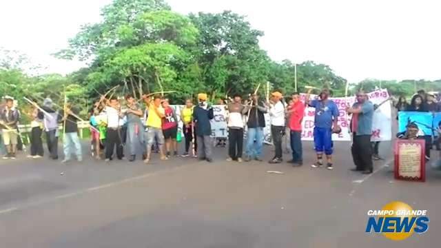 Índios usam arcos e flechas para bloquear ponte; veja o vídeo