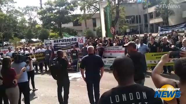 Manifestantes cantam hino nacional em frente à governadoria