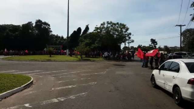 Manifestação de professores fecha trânsito no Parque dos Poderes