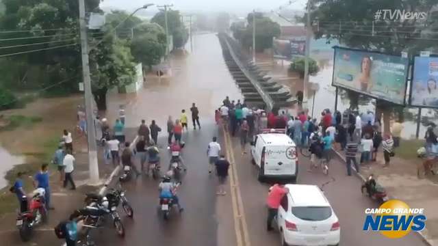 Exército constrói passarela para passagem de pedestres em Aquidauana