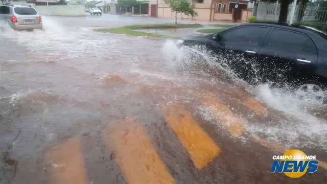 No Santo Antônio, ruas viram rios e água invade casas