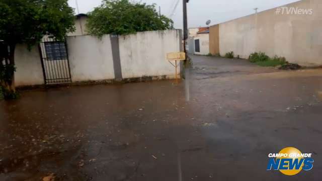 Bueiro entope em dia de chuva e alaga ruas que cortam calçadão no Estrela do Sul