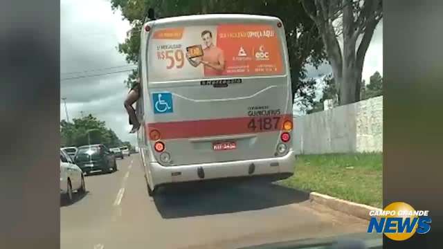 Homem tenta pular de ônibus em movimento na Consul Assaf Trad