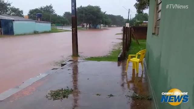 Chuva alaga trecho no distrito de Anhanduí