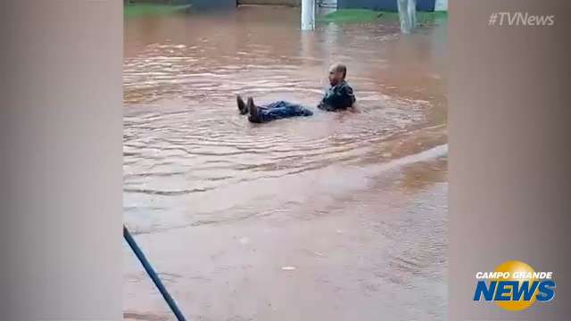 Morador se diverte em enxurrada após chuva em Itaporã