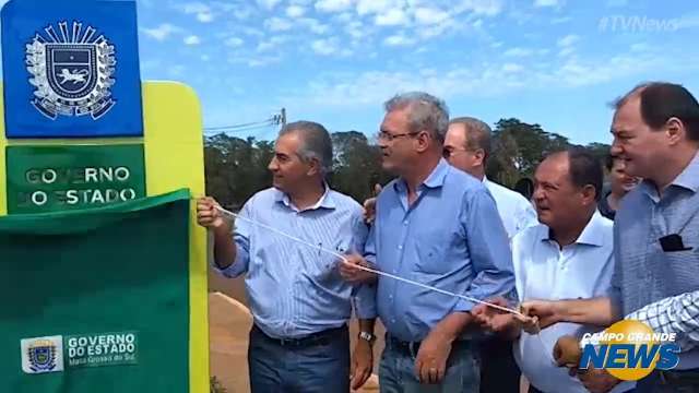 Reinaldo entrega asfalto, inicia recapeamento e lança obra de hospital regional