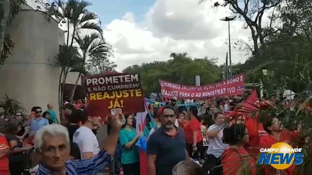 Cavalaria da PM faz cordão de isolamento no Parque dos Poderes