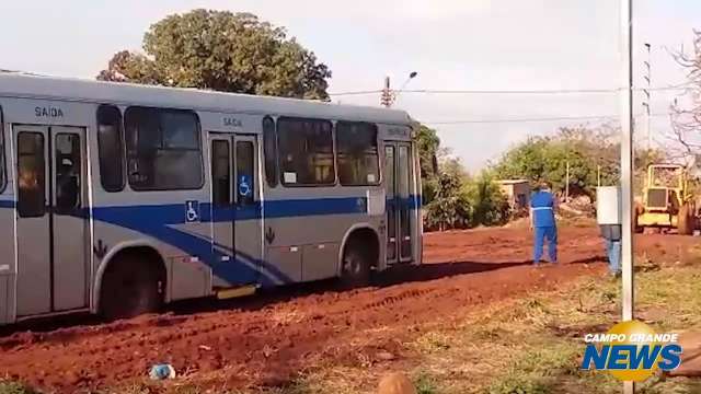 Três ônibus atolam e passageiros são obrigados a descer no Indubrasil