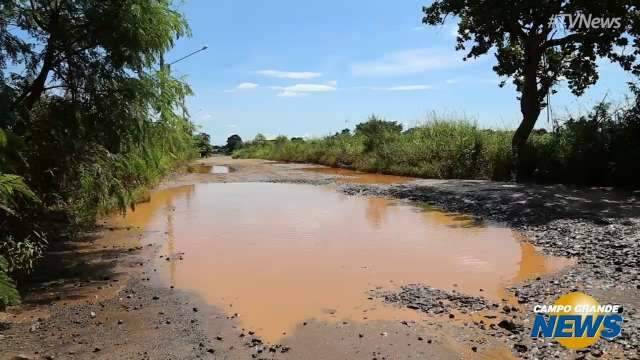 Lagoas de lama: rua sem asfalto em bairro deixa moradores ilhados