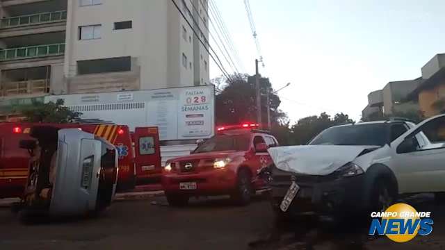 Salvamento das vítimas envolvidas em capotagem no Centro