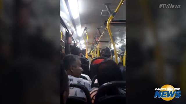 Grupo faz algazarra dentro de ônibus do transporte coletivo