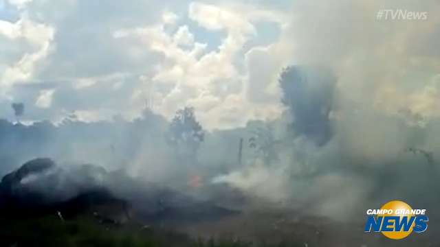 Moradores denunciam incêndio em terreno baldio na Vila Fernanda