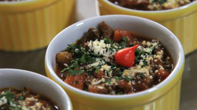 Quer caprichar no almoço e agradar a mamãe? Receita de ragu de carne com polenta