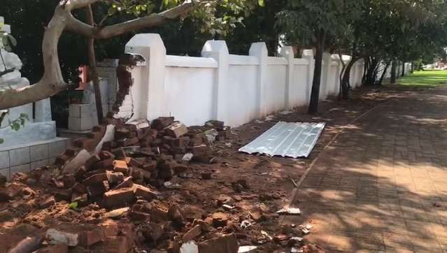 Temporal derruba muro no Cemitério Santo Antônio