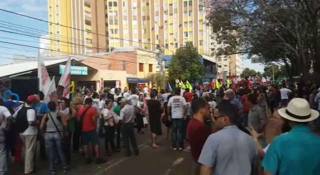 Manifestação atrai poucas pessoas à Praça Ary Coelho, na Capital