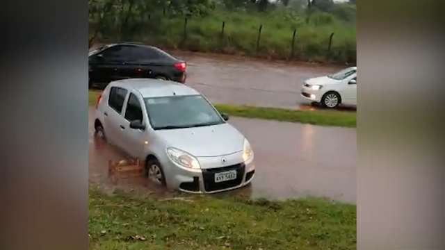 Água sobe na Cônsul Assaf Trad e carros atolam em canteiro