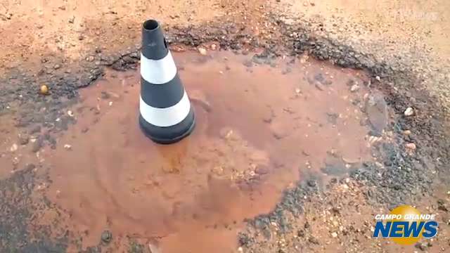 Leitor flagra buraco com vazamento de água em rua do Parque dos Novos Estados