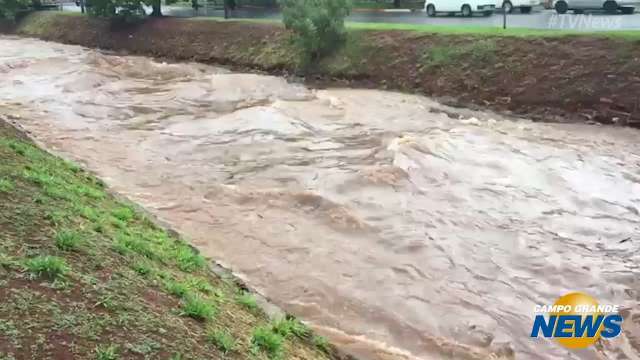 Córrego Prosa quase transbordou com a chuva desta tarde