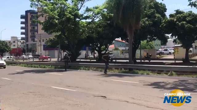 Policiais perseguem foragido na Avenida Ernesto Geisel