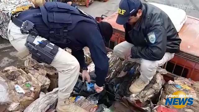 PRF encontra 137 kg de cocaína entre blocos de material reciclado